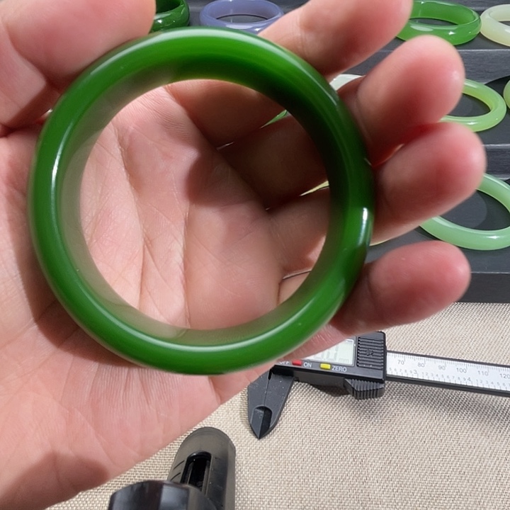 .***天然玉石手镯菠菜绿