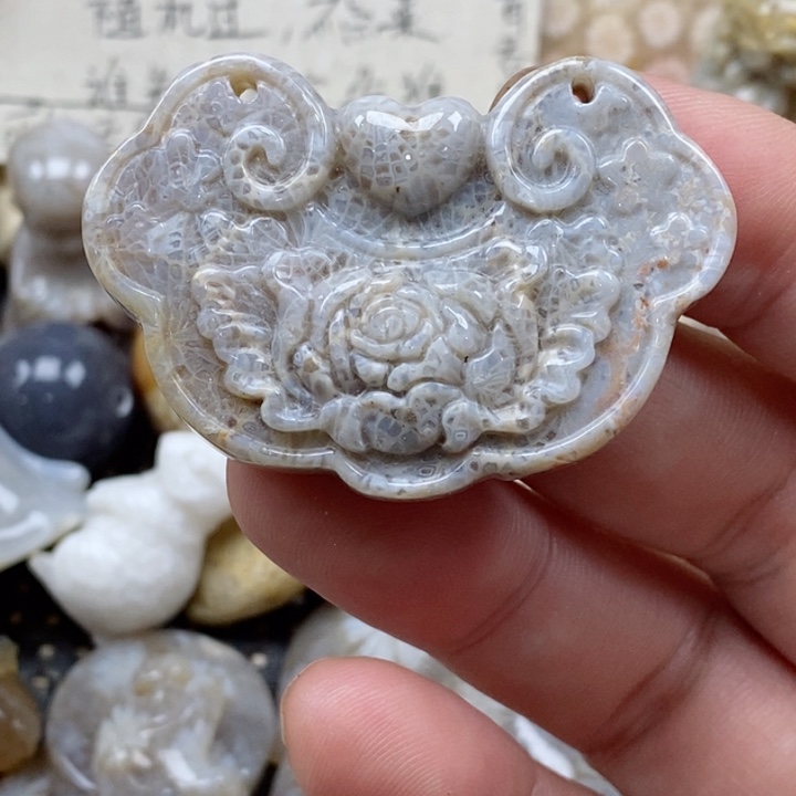 颈饰未镶嵌硅化珊瑚（珊瑚玉）