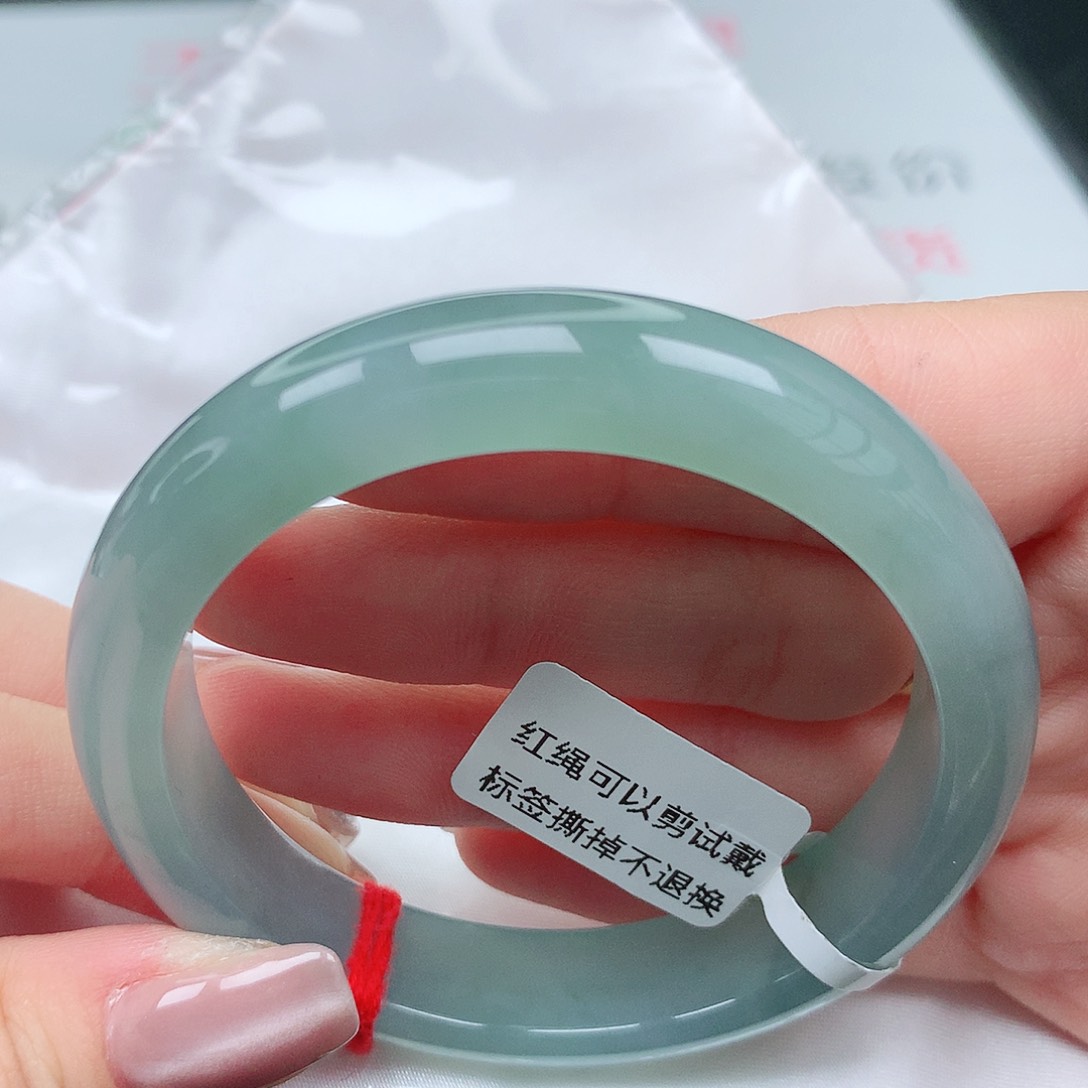 翡翠手镯未镶嵌54圈海蓝之谜。