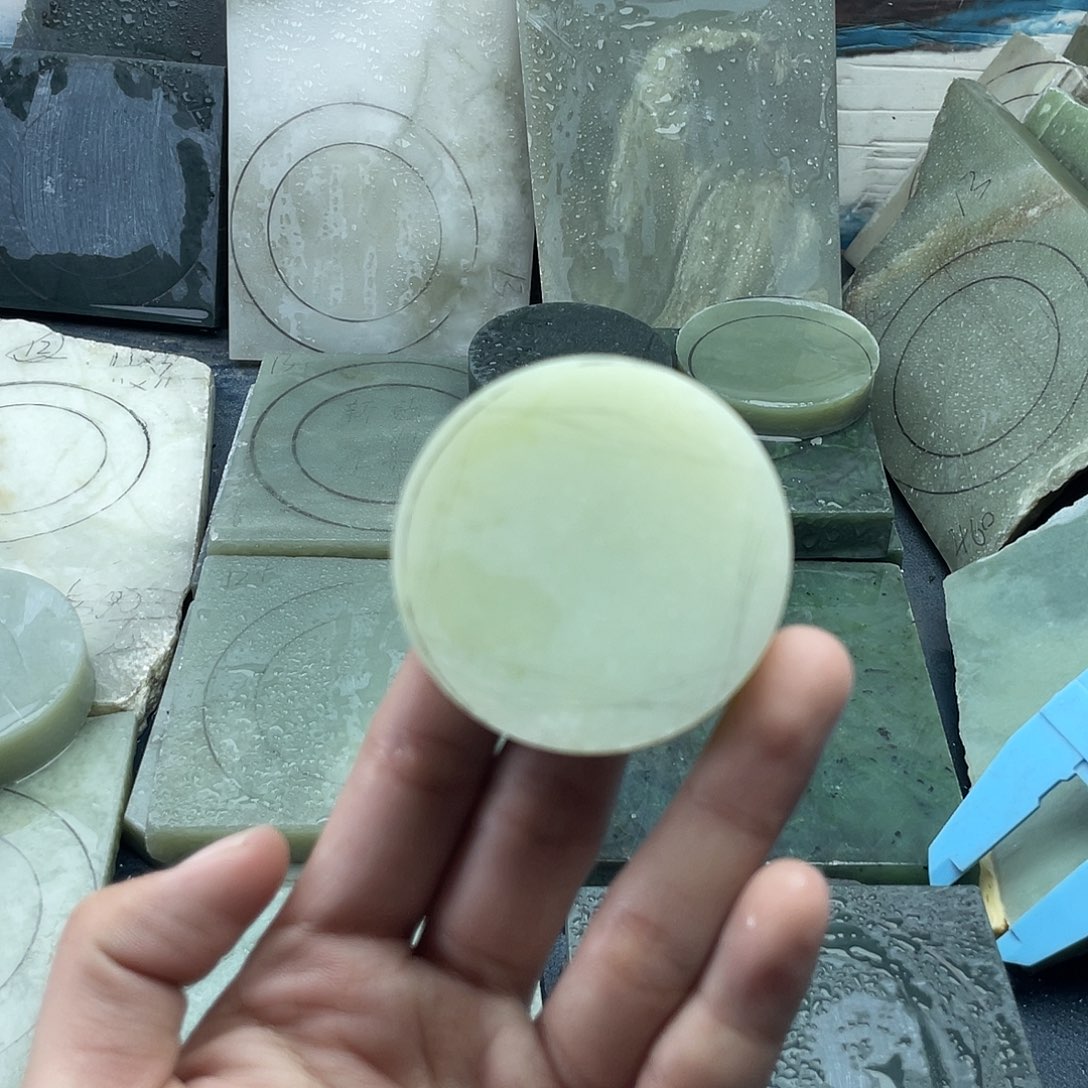 用***户和田玉未镶嵌手镯雕刻