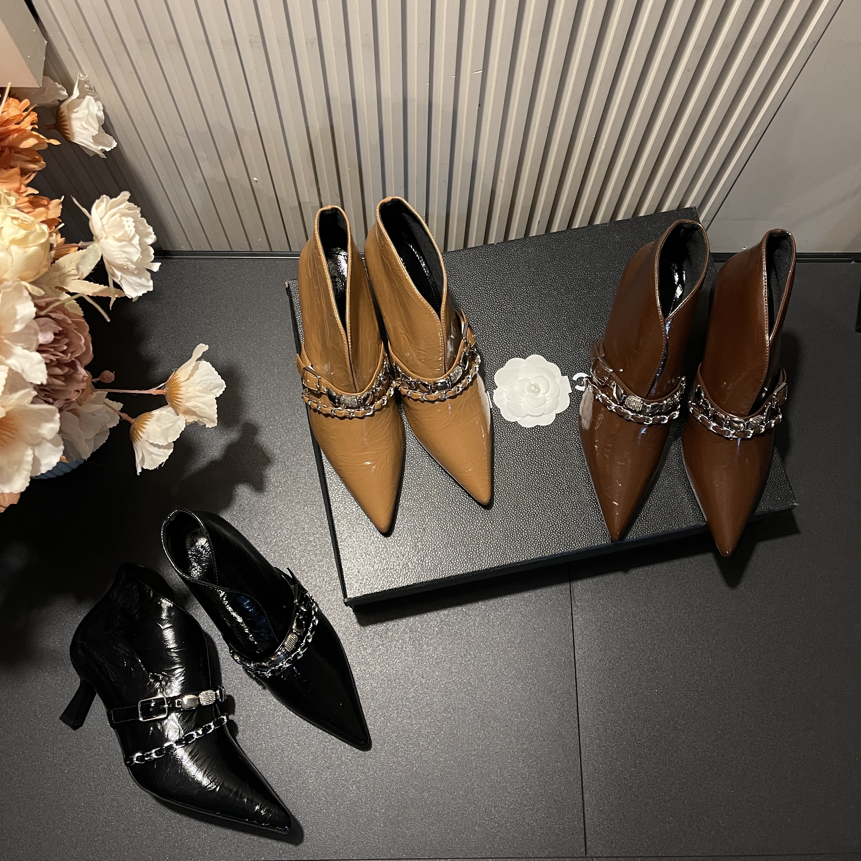 【现现】秋冬时尚新款链条气质设计网红休闲外穿尖头细跟高跟踝鞋