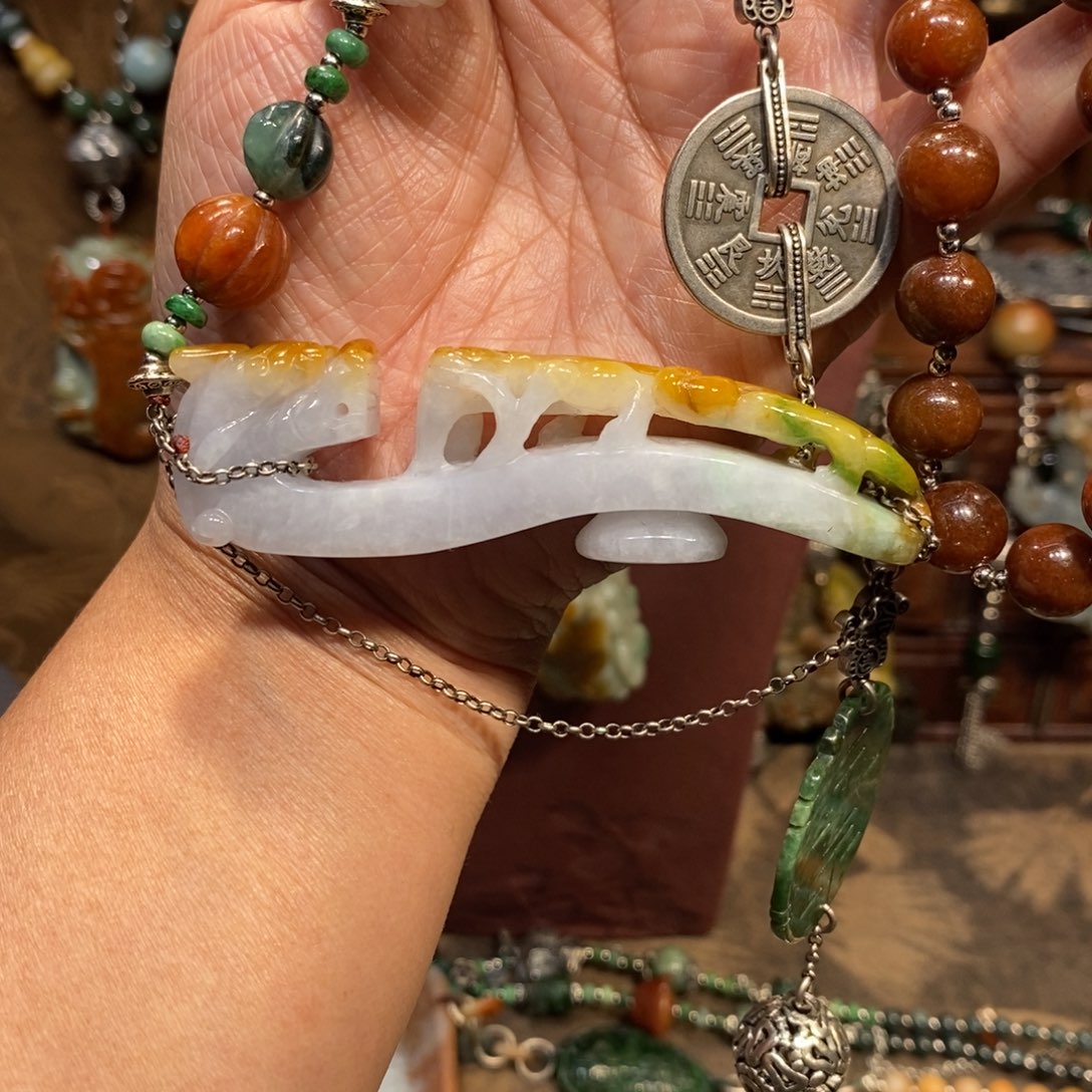 翡翠吊坠(赠链)未镶嵌