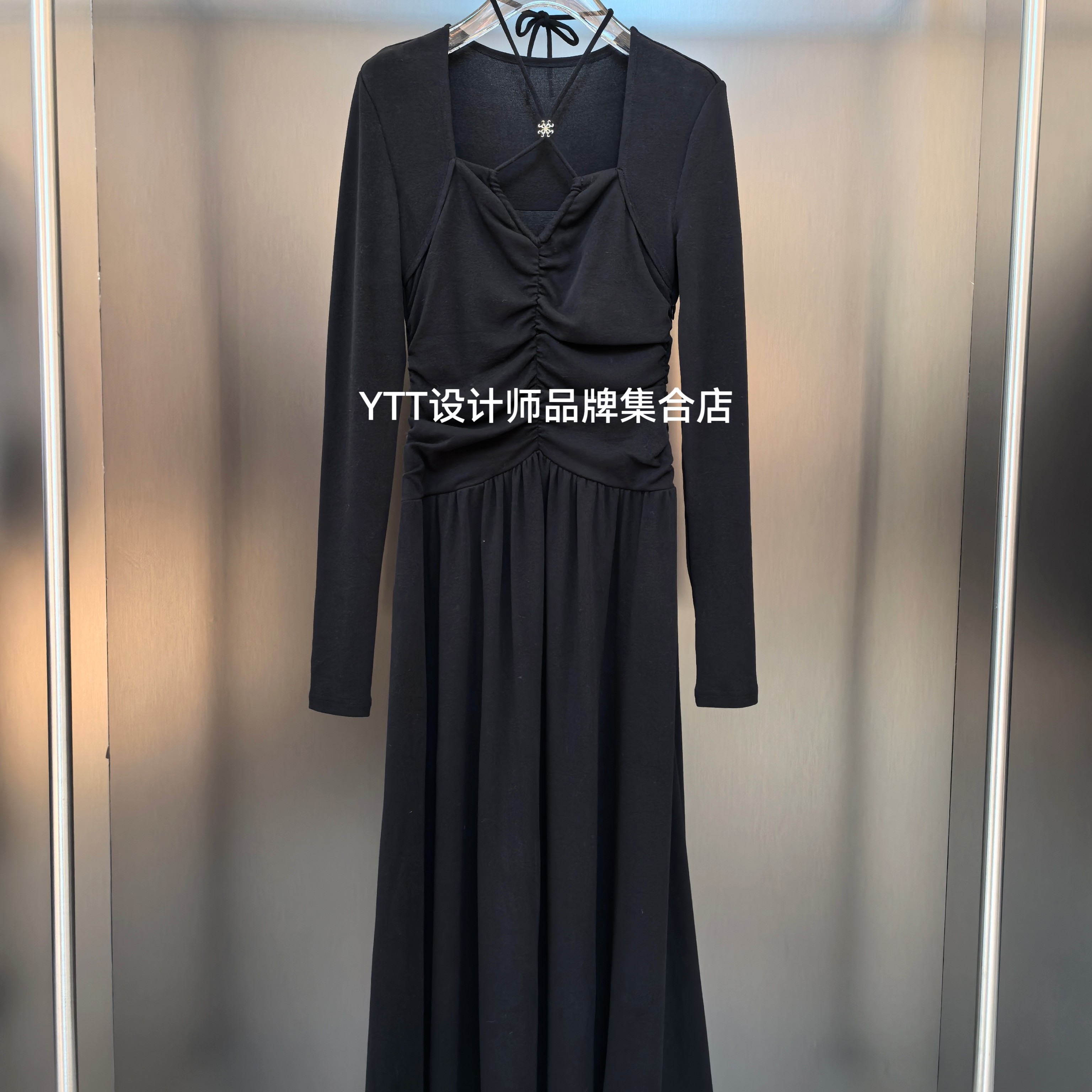 顺丰包邮 UHOT诱货2025冬季新款现货黑色挂脖设计长袖连衣裙