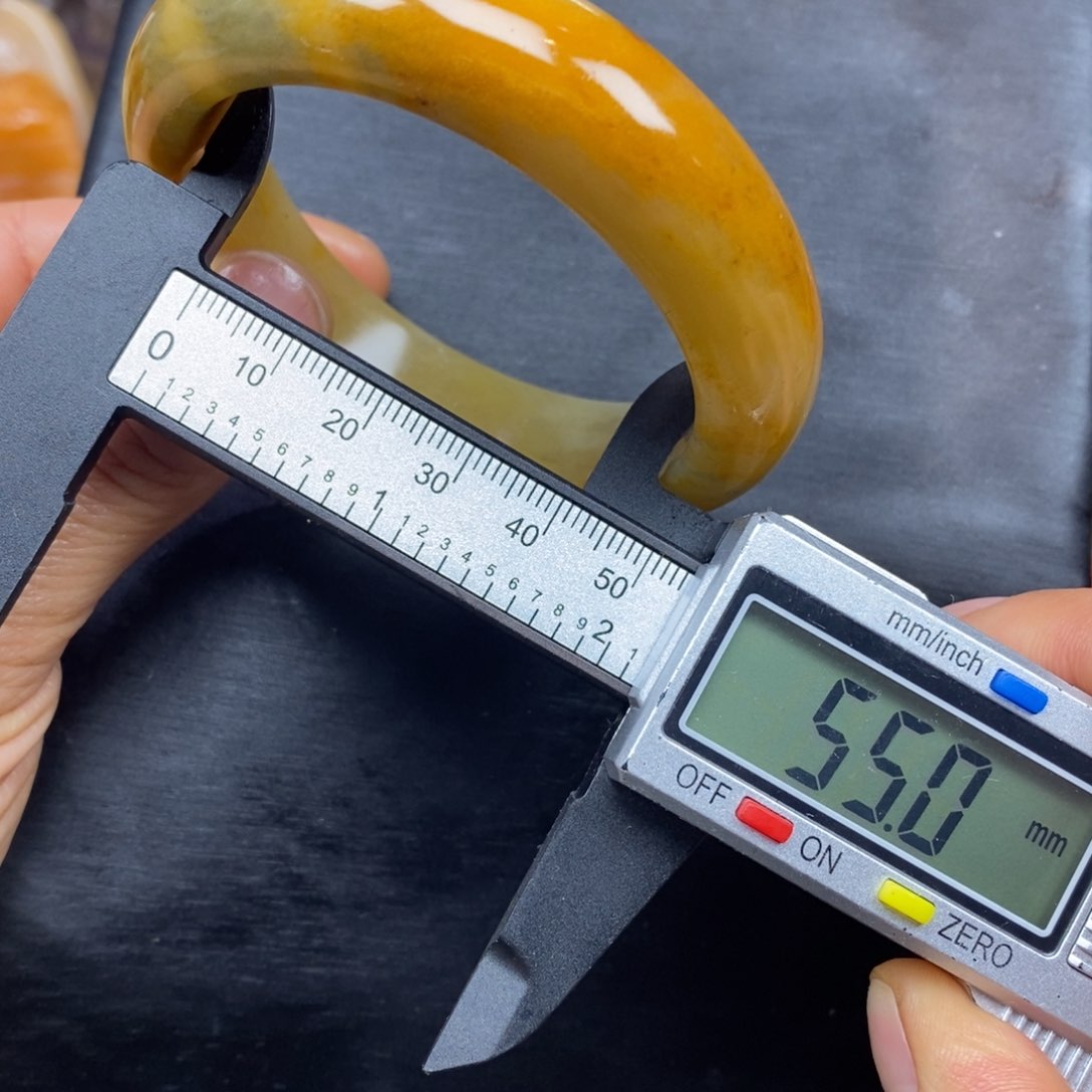 石英质玉（黄龙玉）颈饰未镶嵌