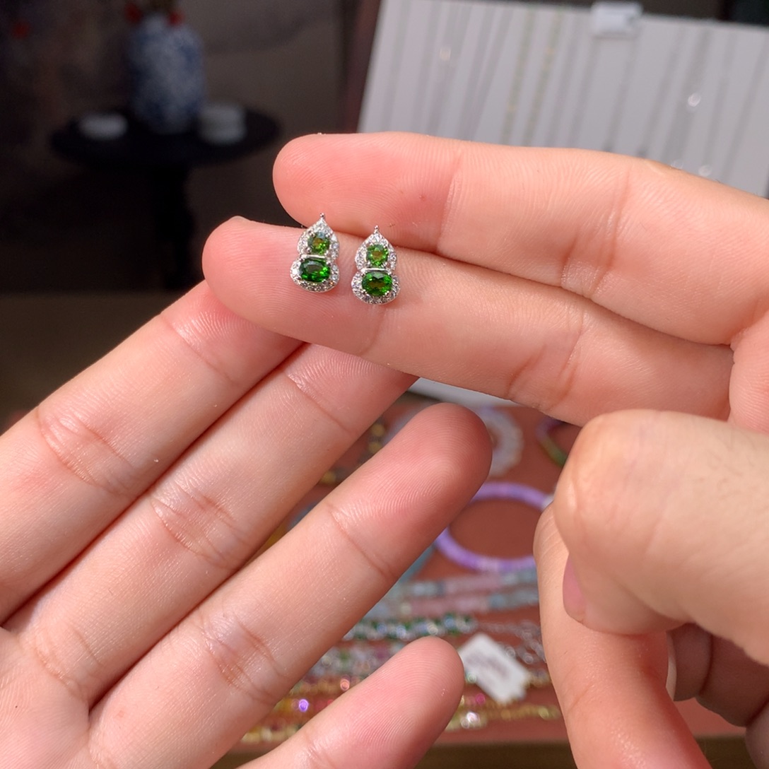 透辉石银S925镶嵌葫芦耳钉