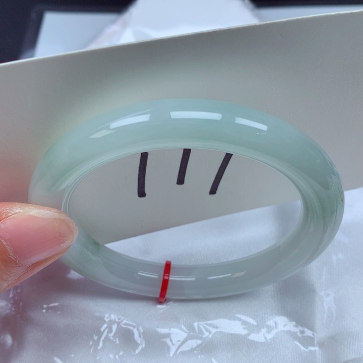 翡翠手镯未镶嵌翡翠