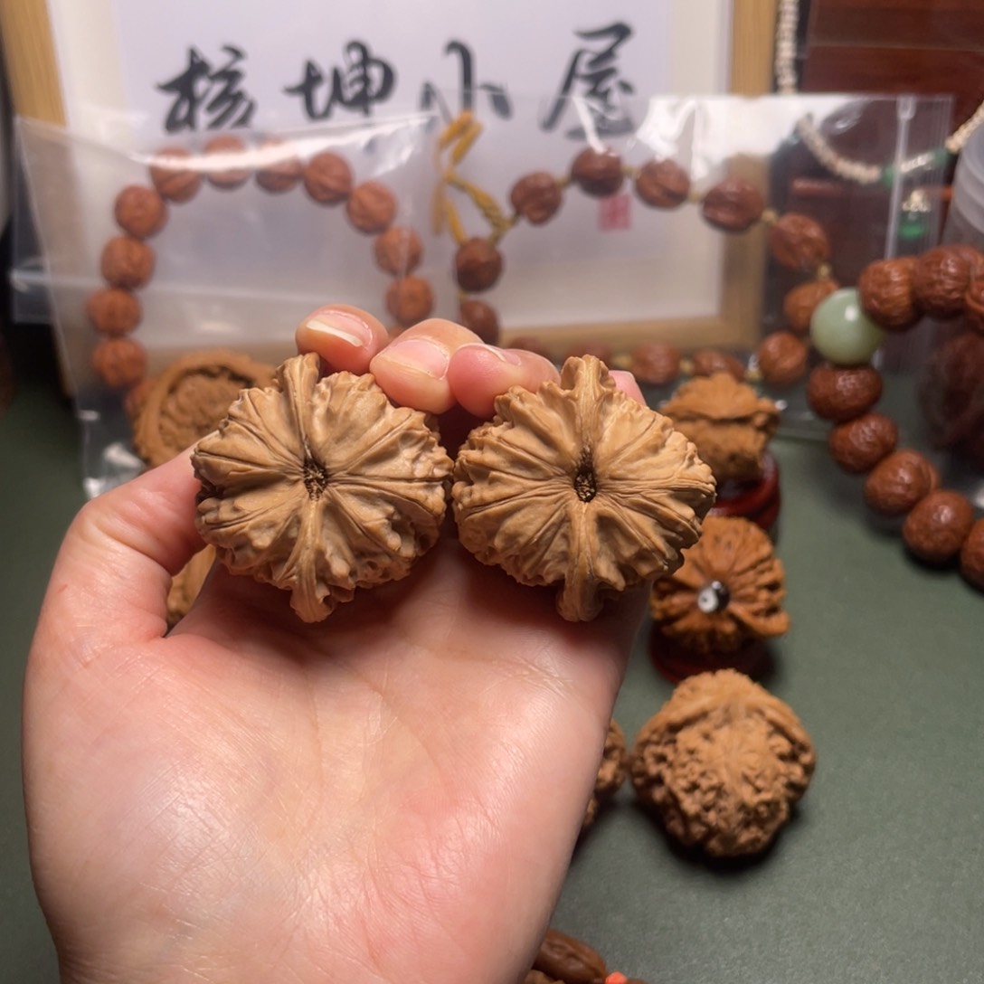 文玩核桃吊坠白狮子