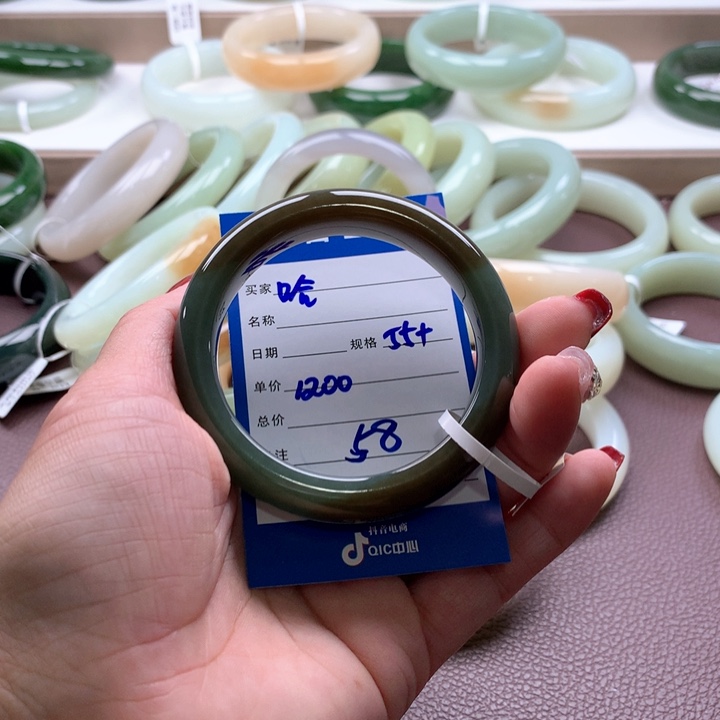 和田玉手镯未镶嵌哈***@