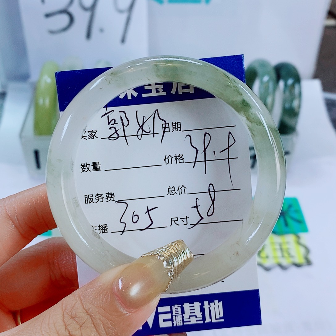 郭***奶石英质玉未镶嵌手镯305