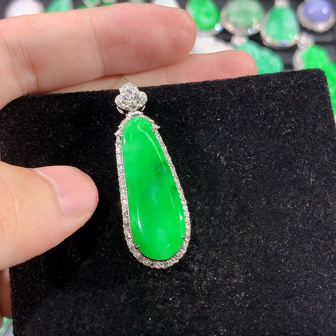 翡翠18K金镶嵌颈饰