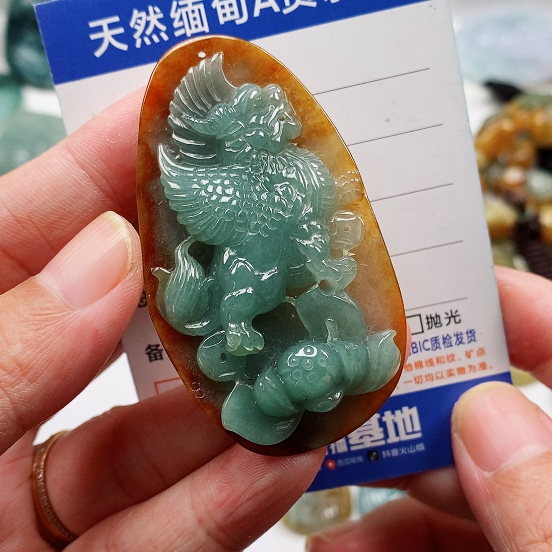 翡翠未镶嵌颈饰麒麟