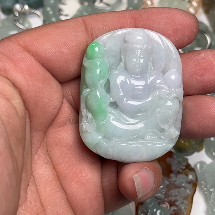 翡翠未镶嵌颈饰观音