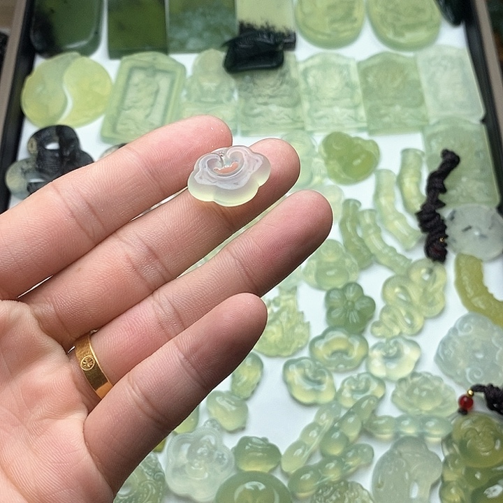 岫玉颈饰未镶嵌自栓