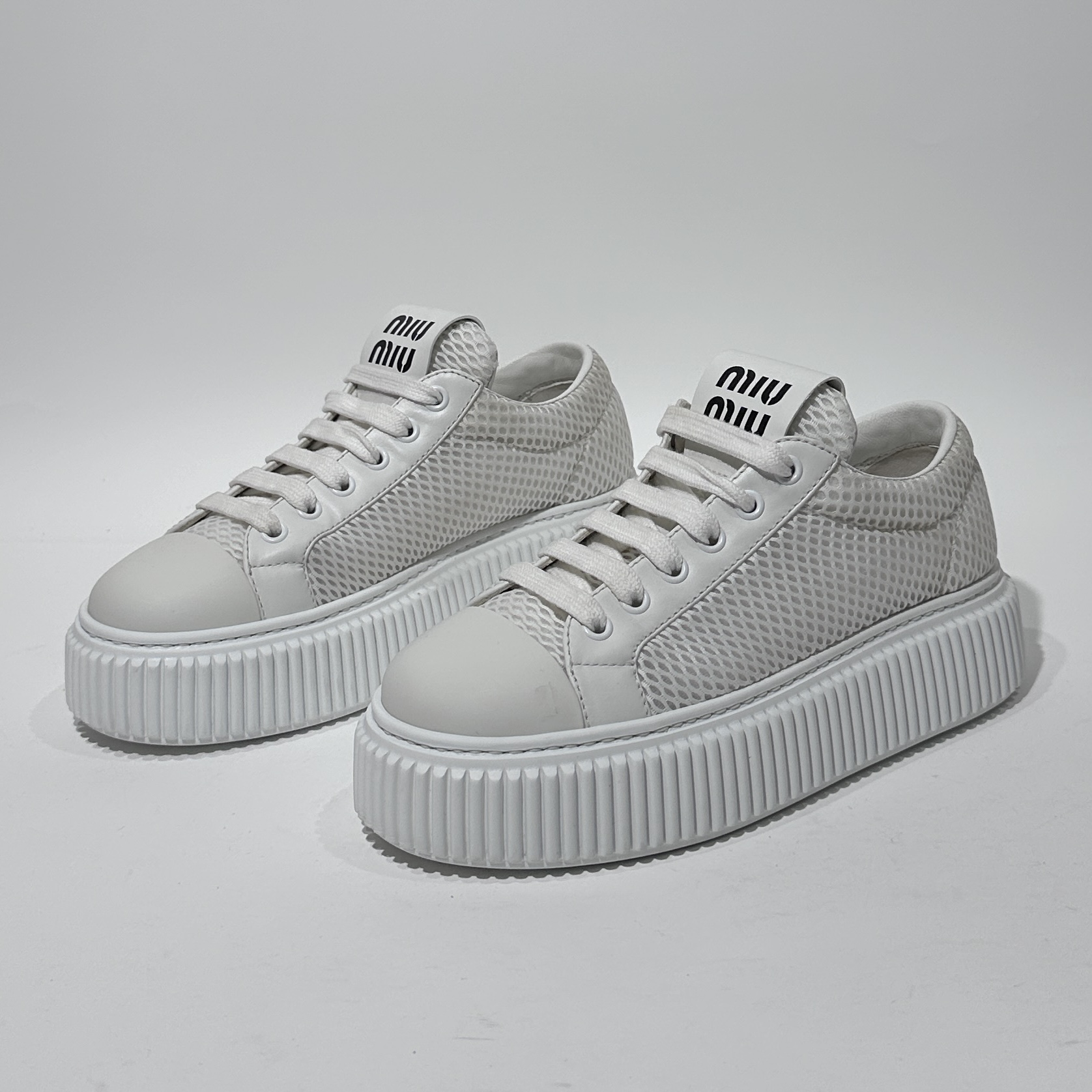 95新 MIU MIU/缪缪 35码 白色时尚板鞋/BX80186