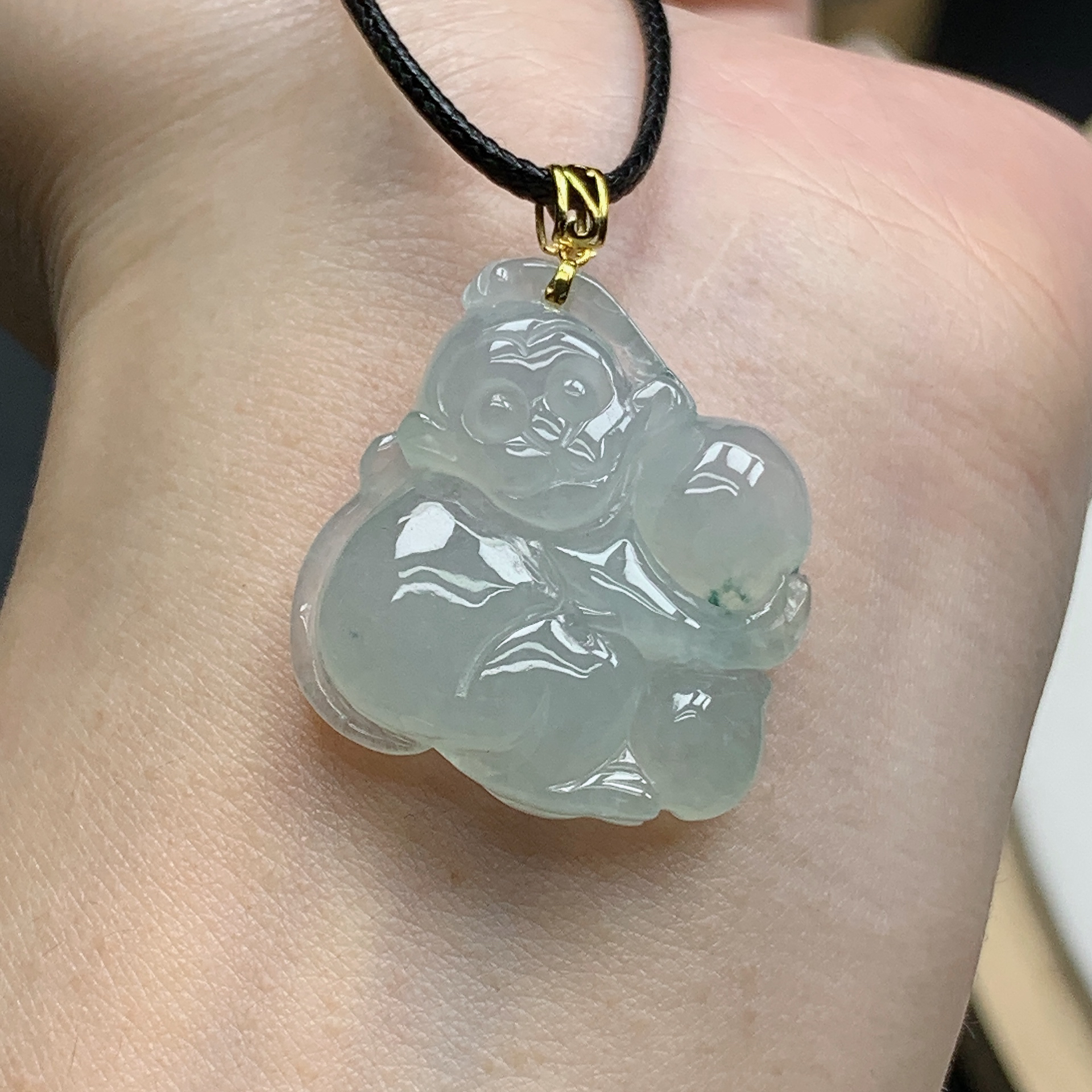缅甸天然A货翡翠18K金扣头镶嵌冰润飘花生肖猴吊坠