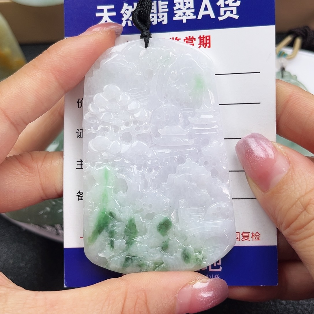 翡翠未镶嵌颈饰     