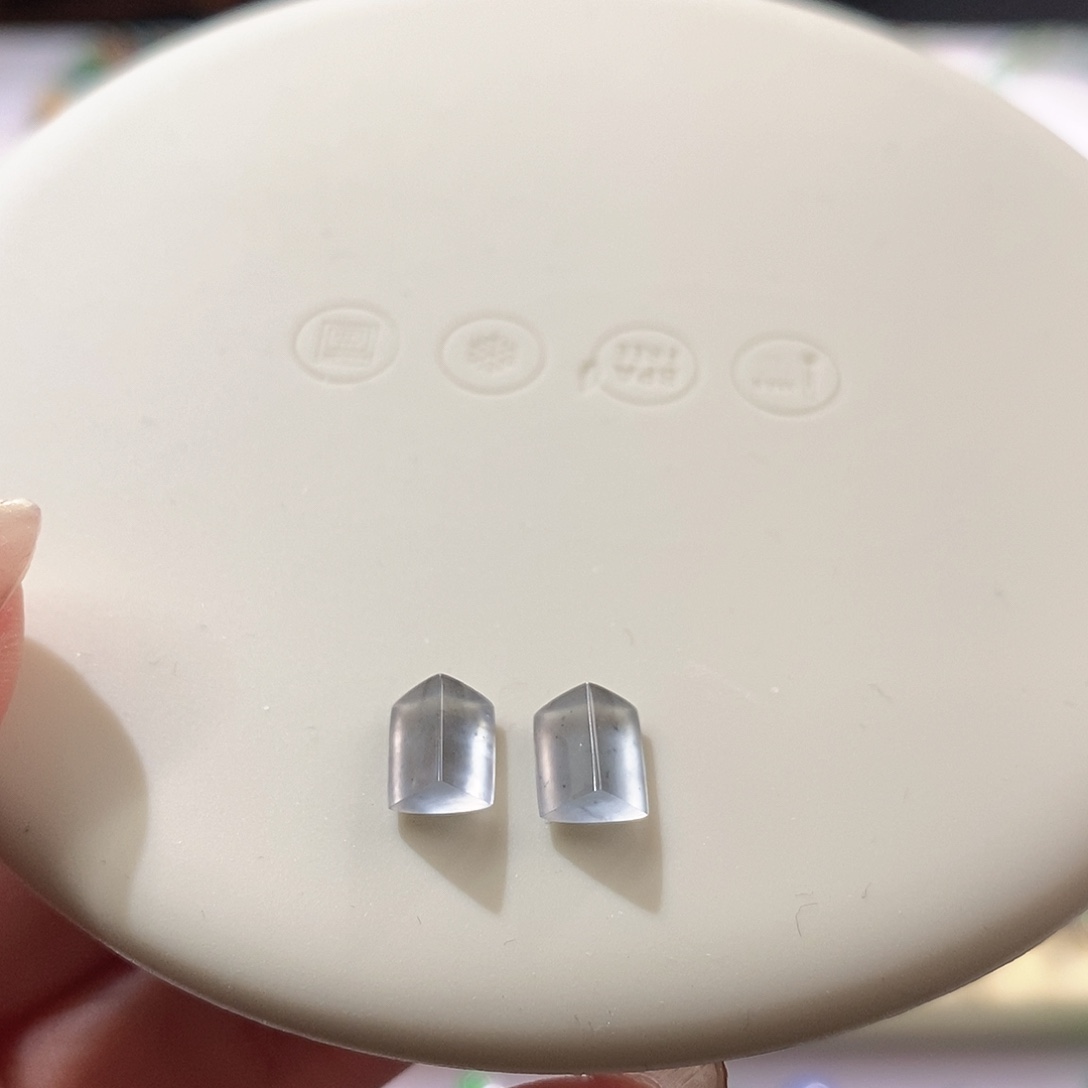 翡翠裸石一对黑钢随行