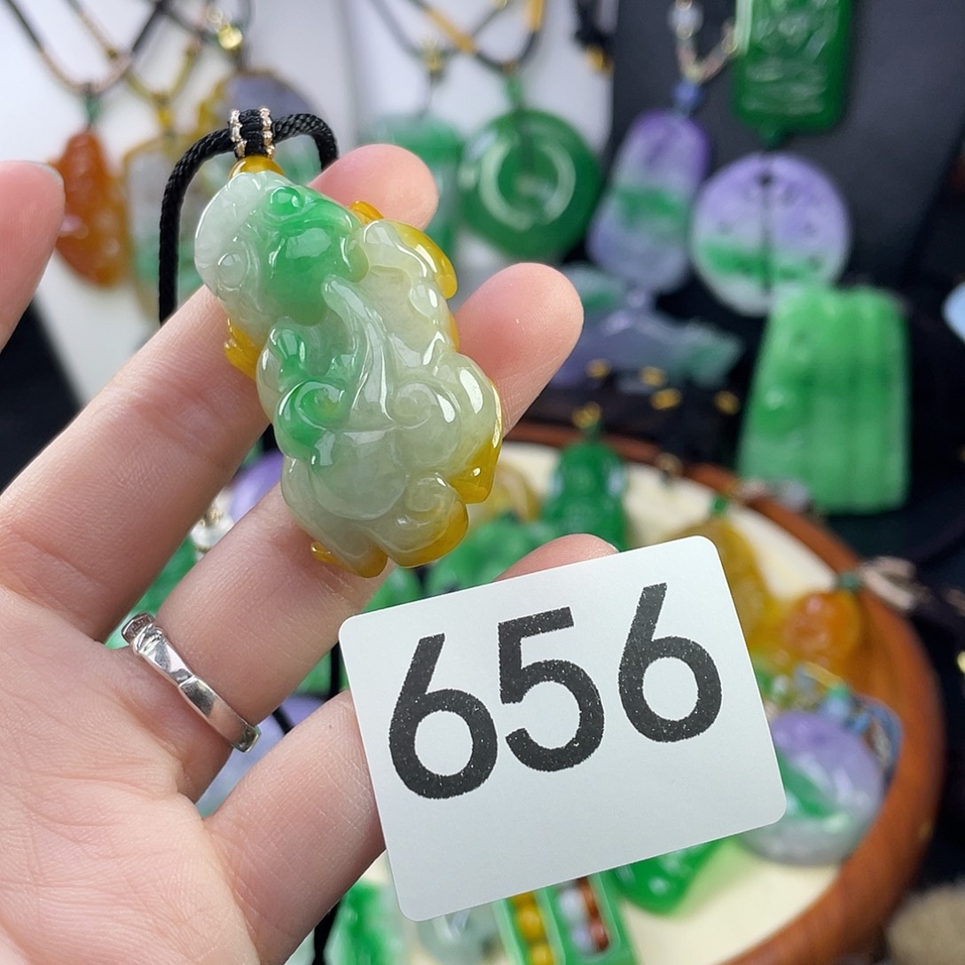 翡翠未镶嵌吊坠(赠链)