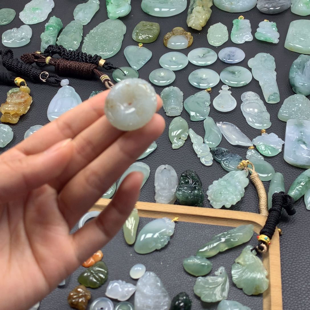 翡翠颈饰未镶嵌平安扣