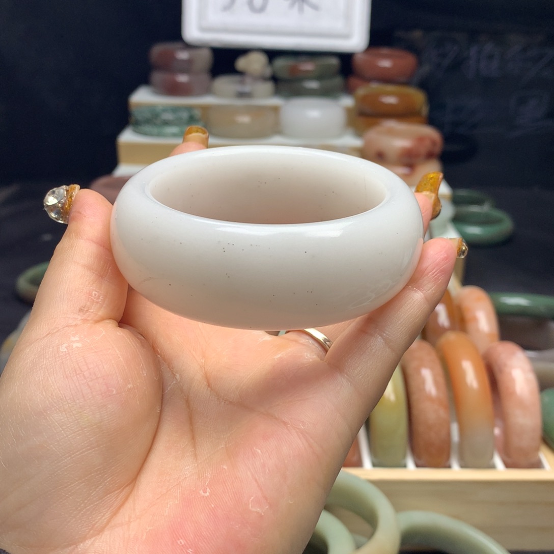 石英质玉手镯未镶嵌偏**姐