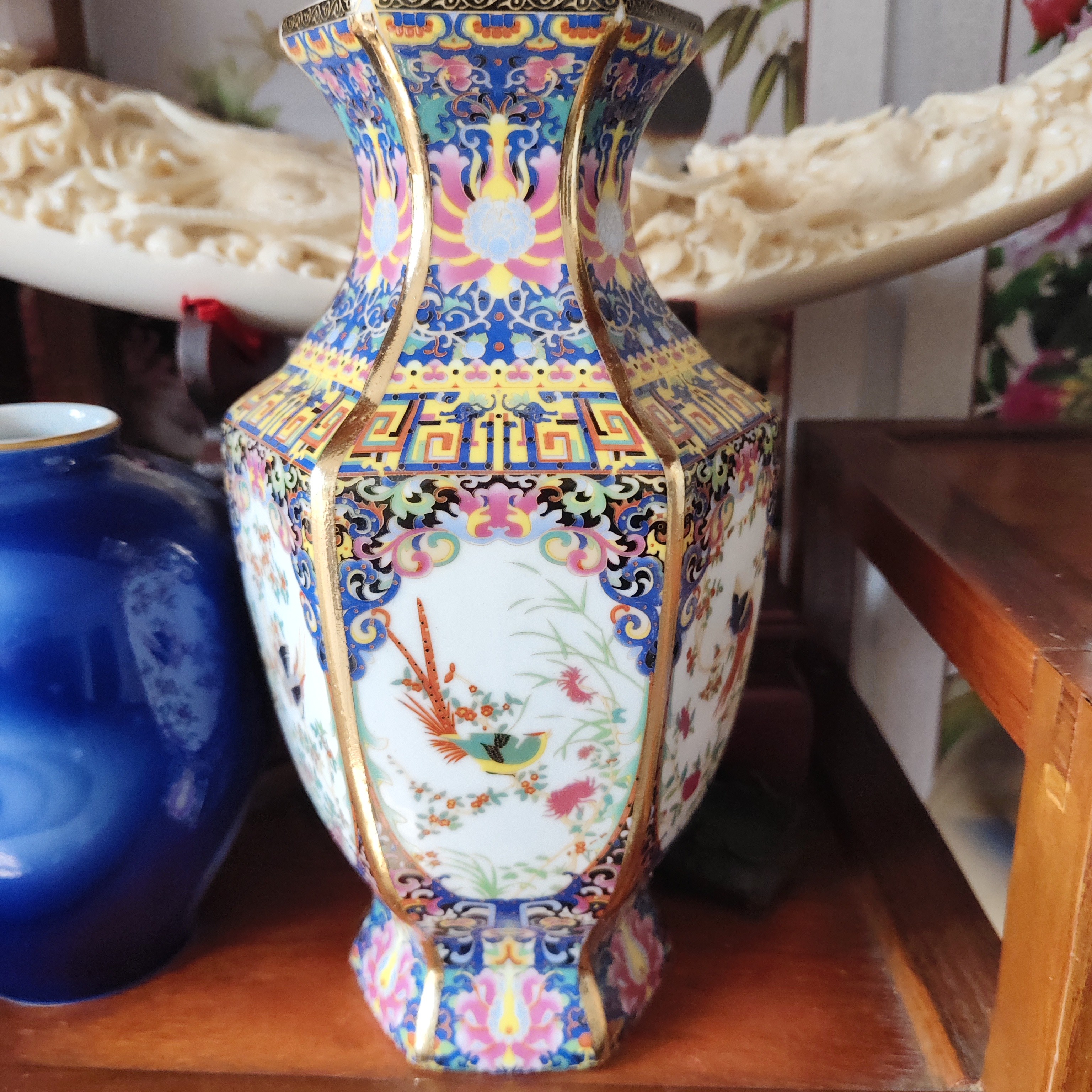 日货回流的一个鎏金彩绘花瓶。底清晰。高25厘米宽14厘米