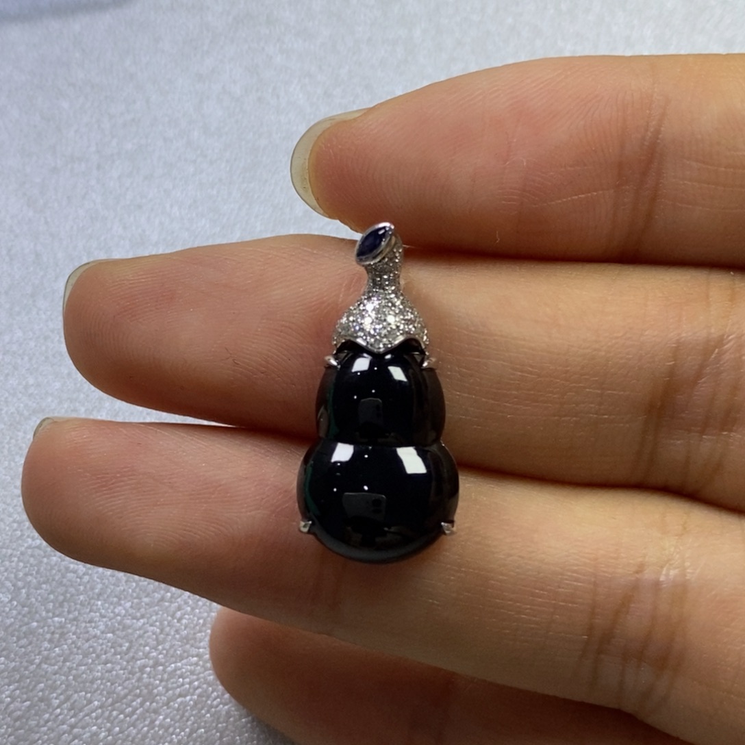 翡翠18K金镶嵌颈饰吊坠