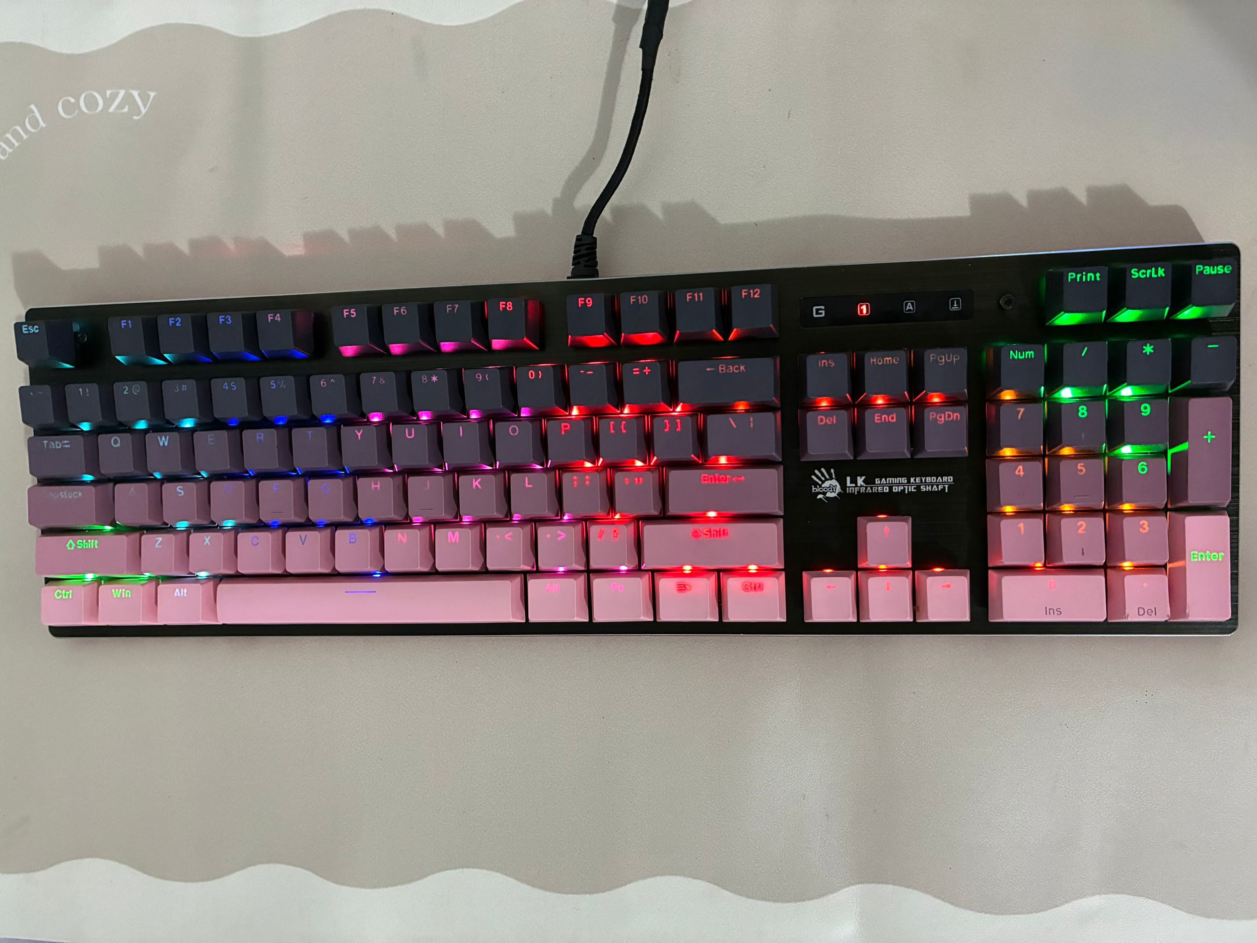 8新  双飞燕Q820N机械键盘【渐变色键帽】