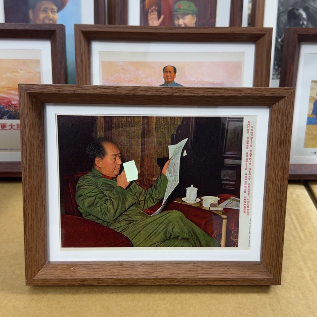 32开桌面摆台 毛爷爷看报纸