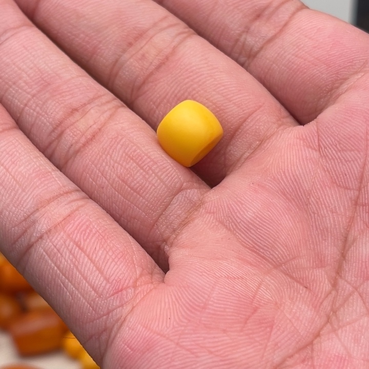 山***鱼琥珀未镶嵌裸石蜜蜡墩子
