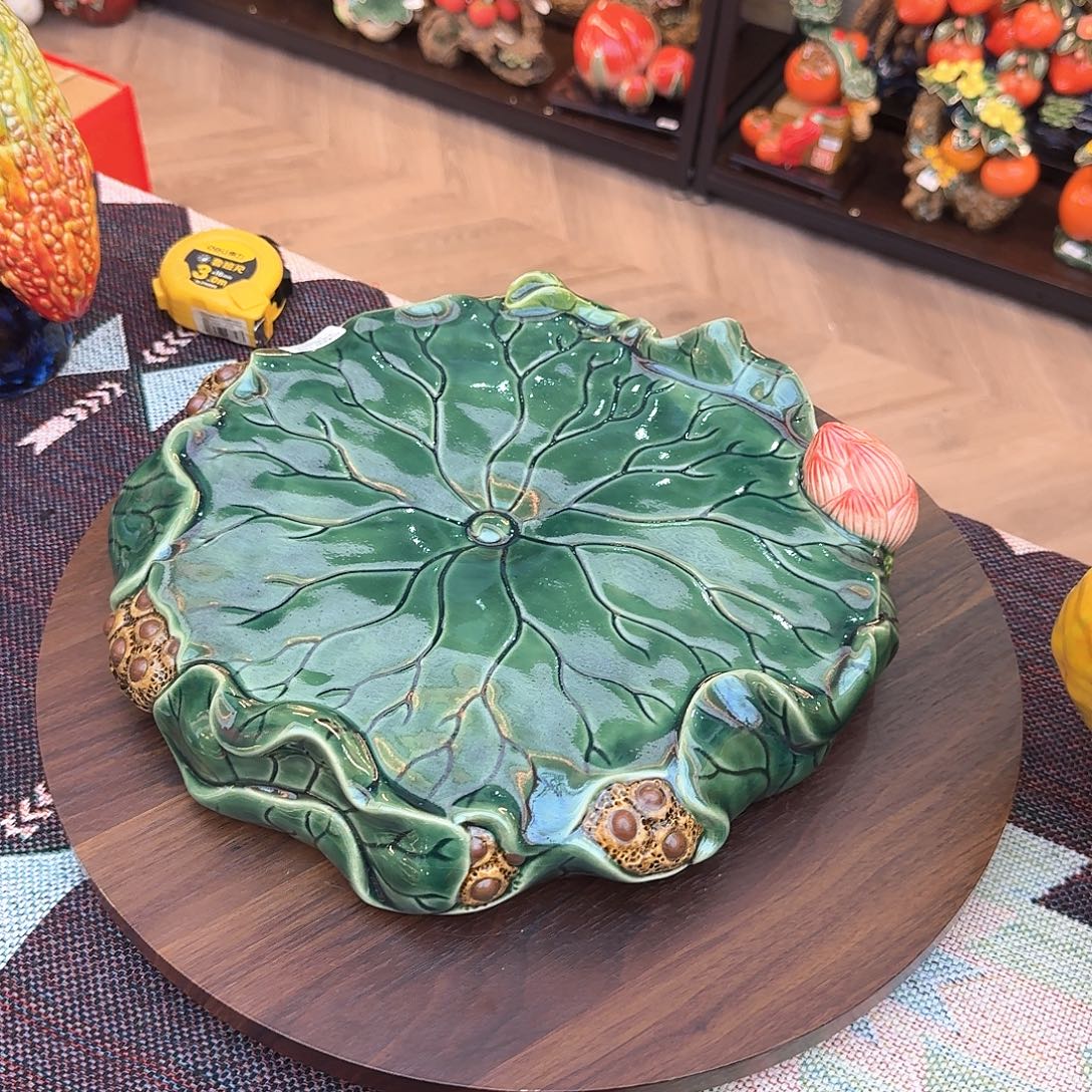 我***家陶瓷32直径浮雕荷叶盘