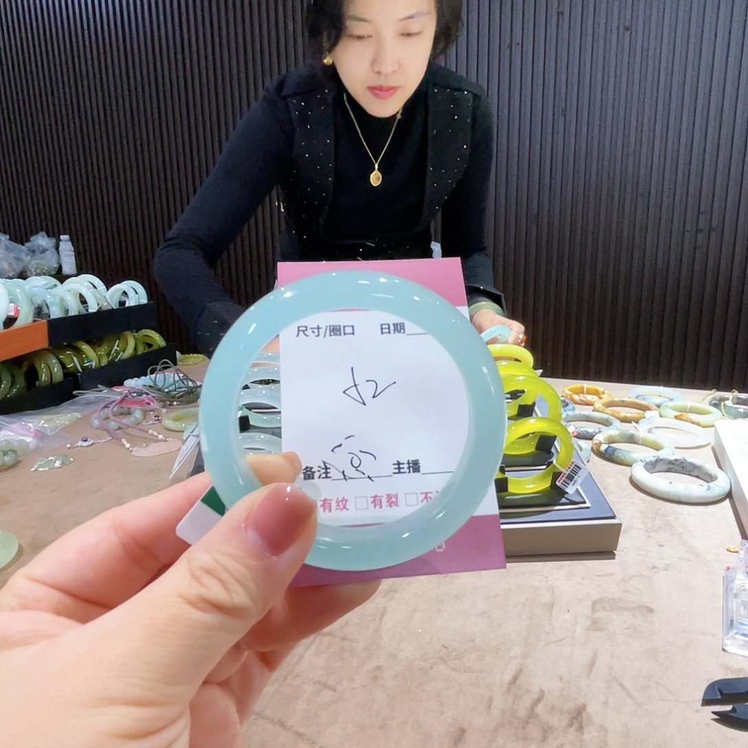 蛇纹石玉手镯未镶嵌?