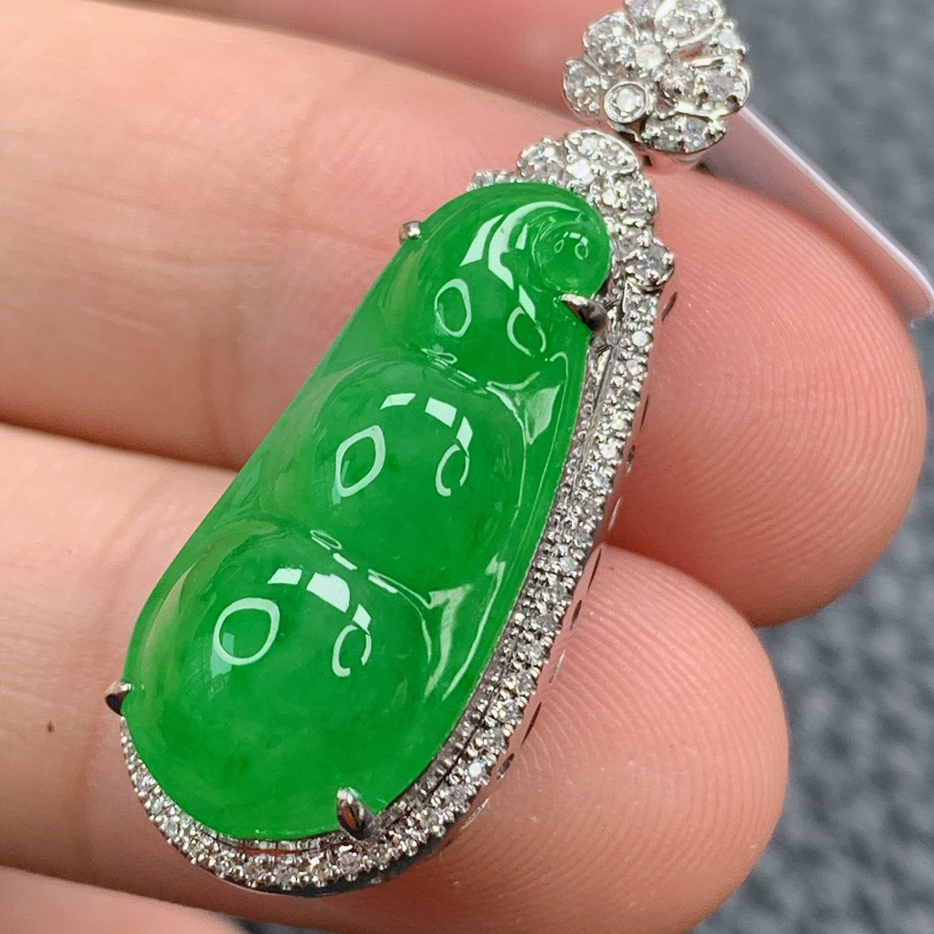 天然缅甸A货翡翠满绿福豆镶嵌18k金吊坠精美时尚玉挂件