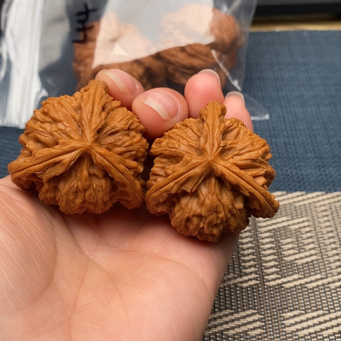 A***门文玩核桃吊坠三棱