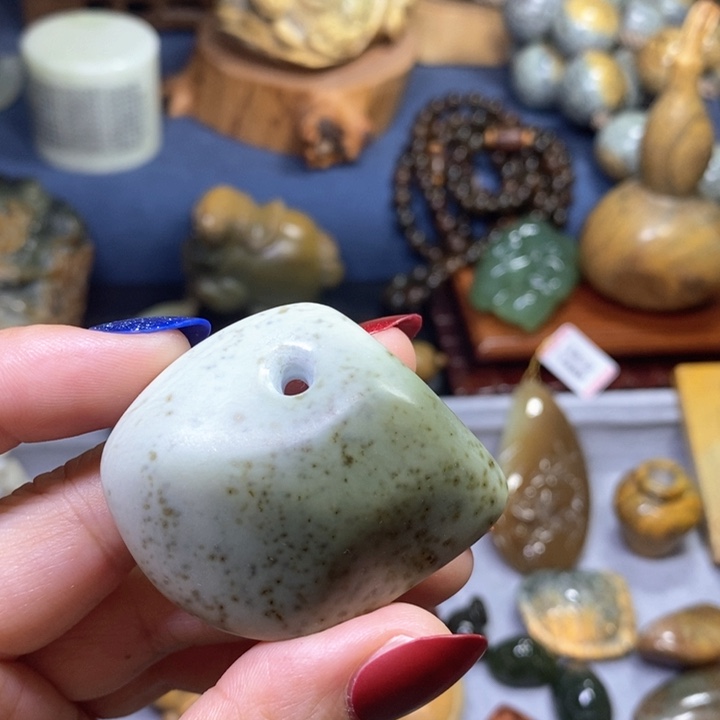 岫岩老玉（透闪石质玉）吊坠未镶嵌