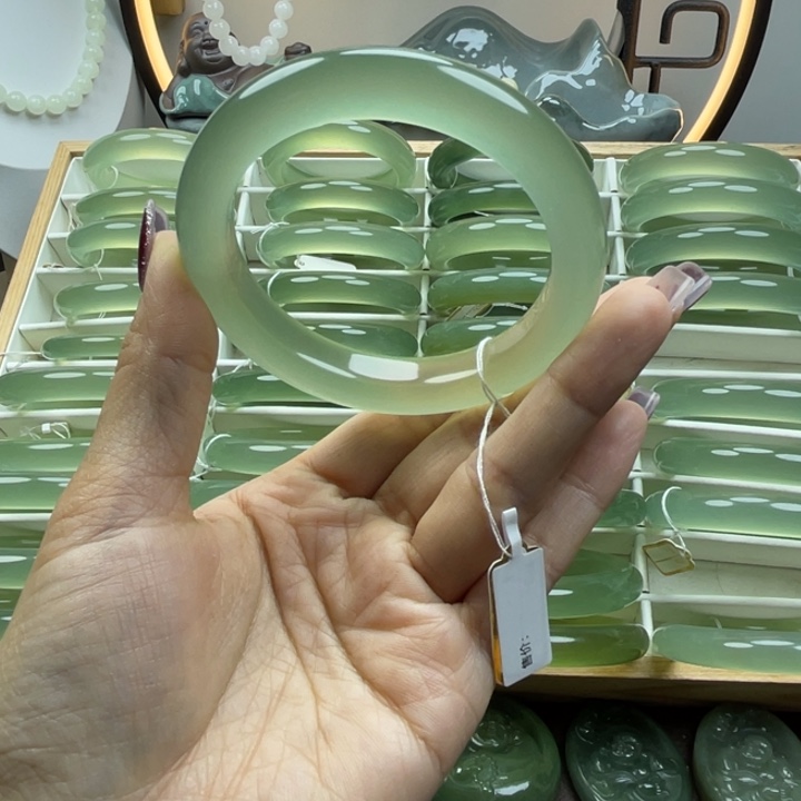 逛***姐岫玉未镶嵌手镯岫玉