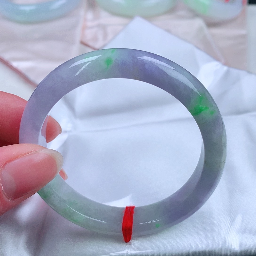 翡翠手镯未镶嵌。。