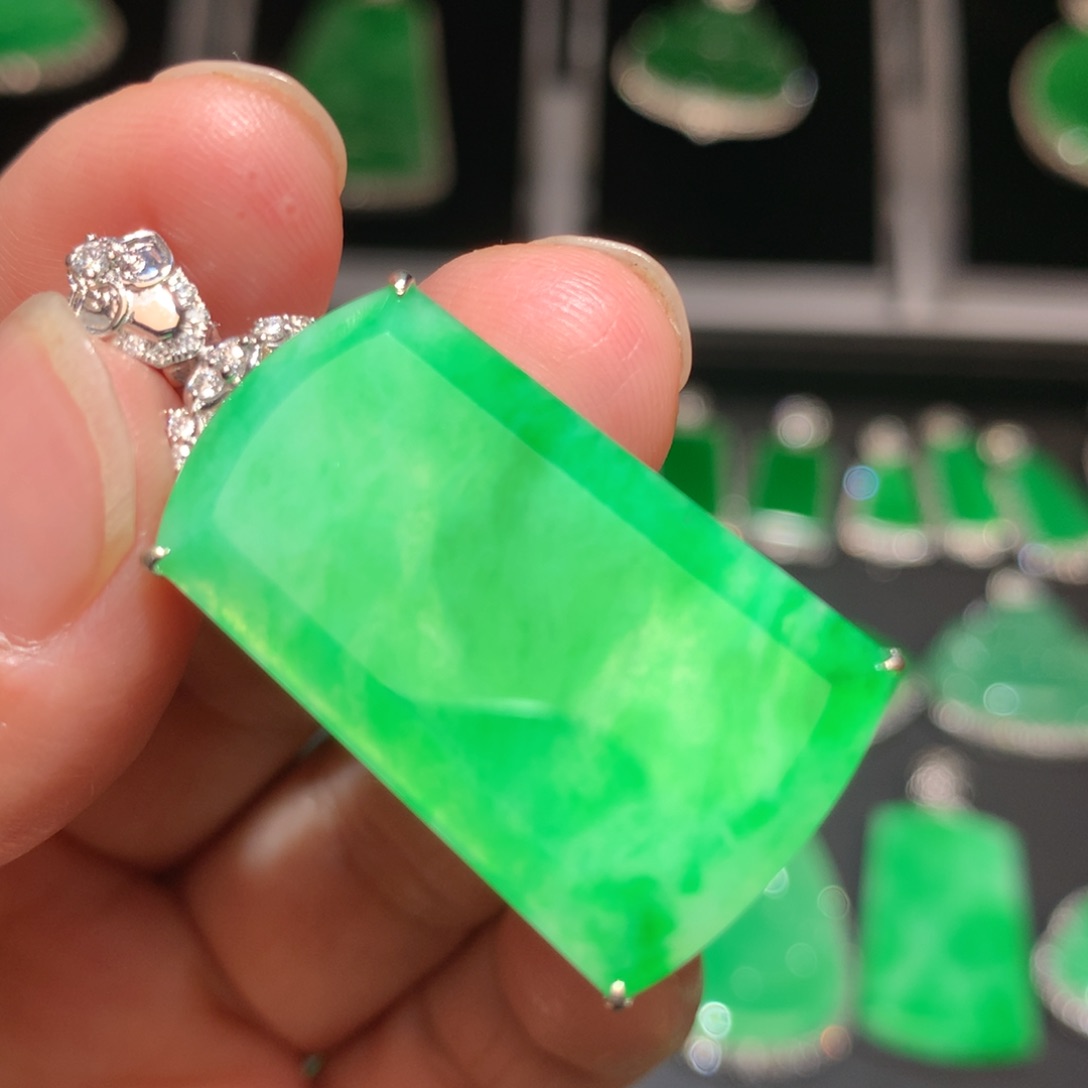 翡翠颈饰18K金镶嵌怡**?翡翠