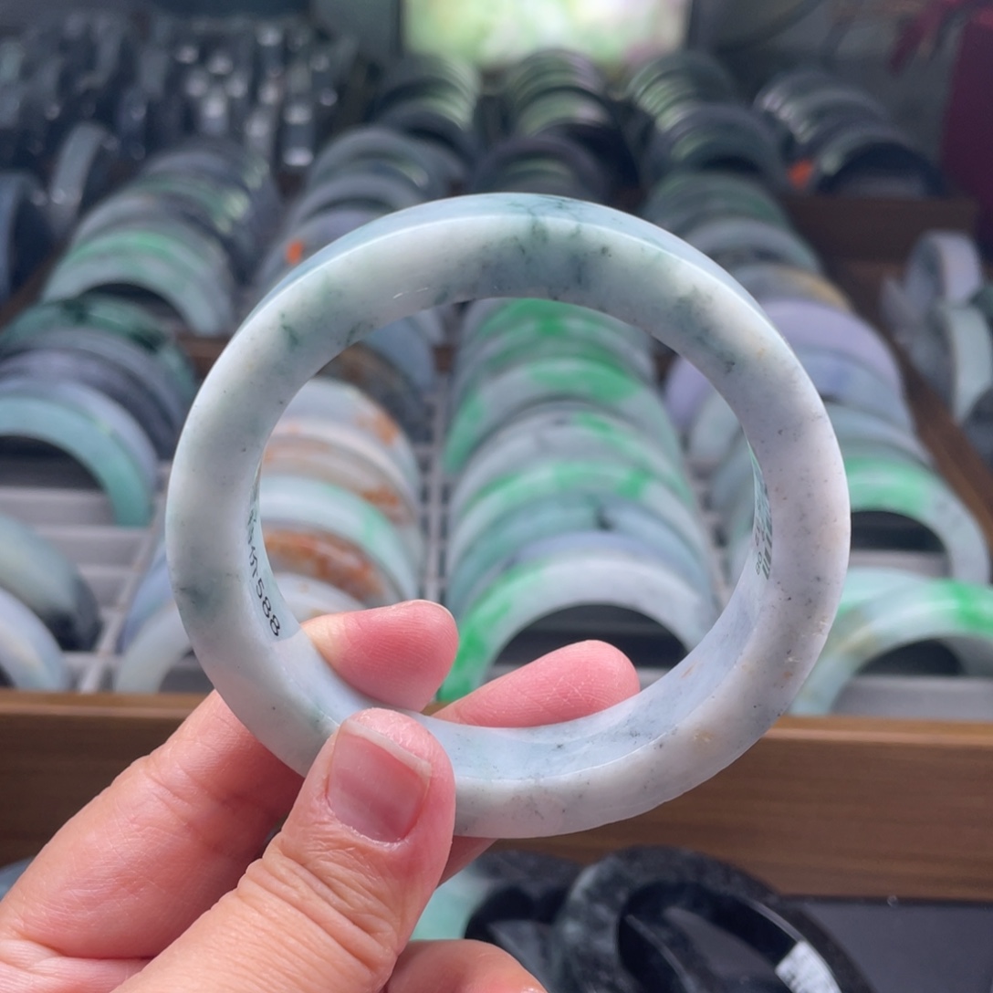定制翡翠未镶嵌飘花乌鸡