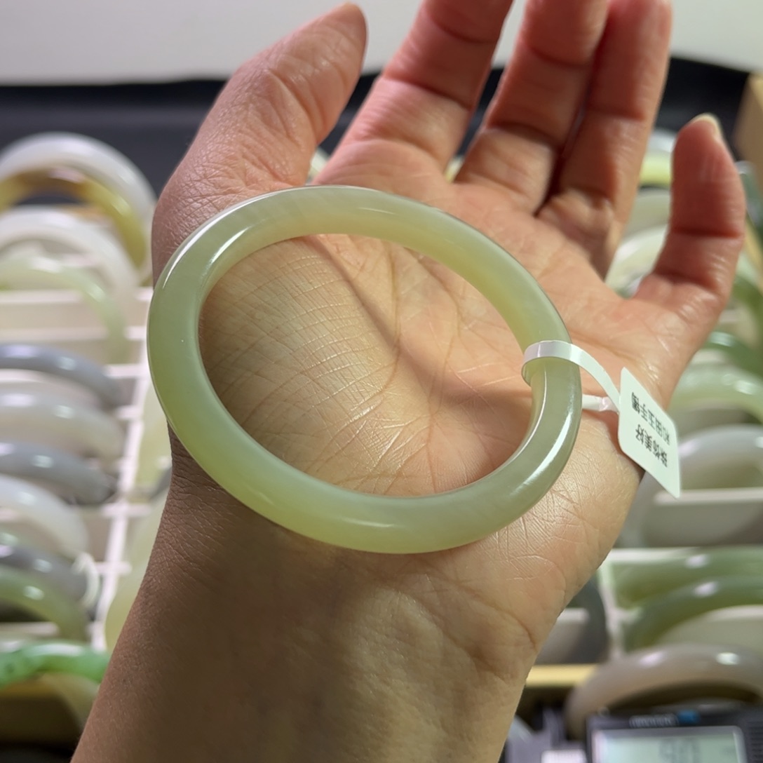 和田玉手镯51.6圈未镶嵌