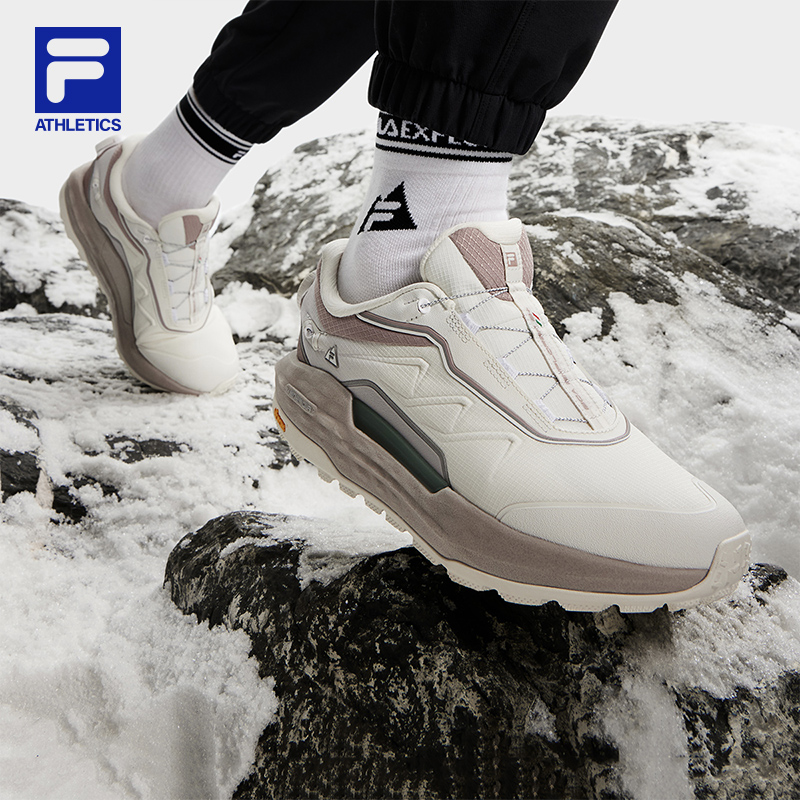 Fila/斐乐女款【探险家2】舒适户外运动轻便减震跑步鞋A12W441211F