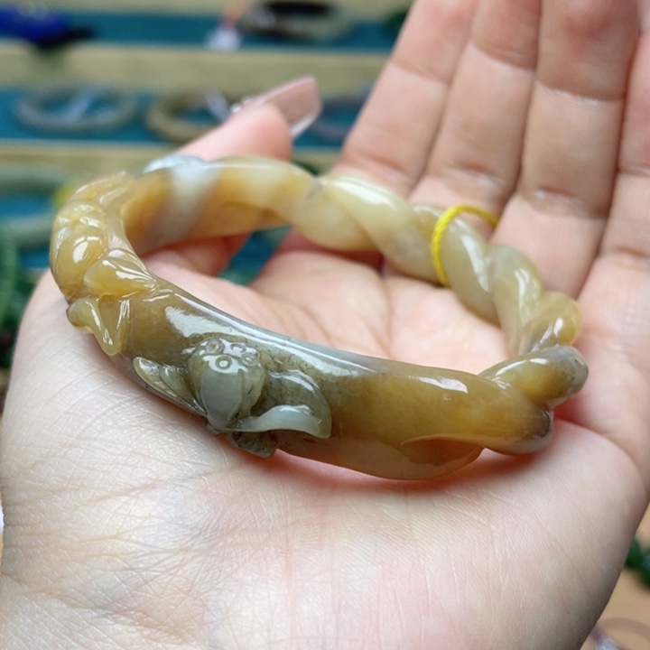 和田玉手镯56圈口。编号55未镶嵌