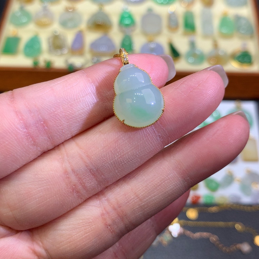 翡翠颈饰18K金镶嵌翡翠吊坠的未镶嵌