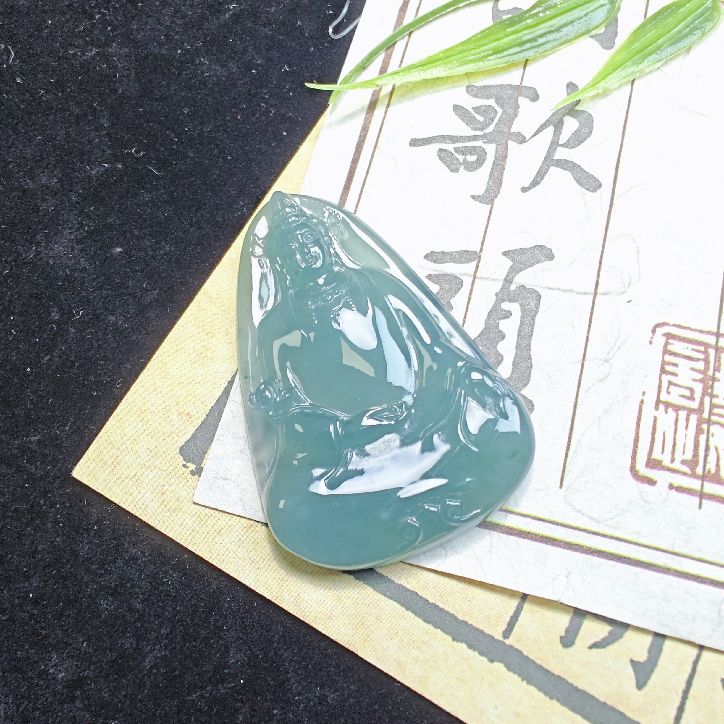 翡翠a货观音吊坠。尺寸48*31*6.4