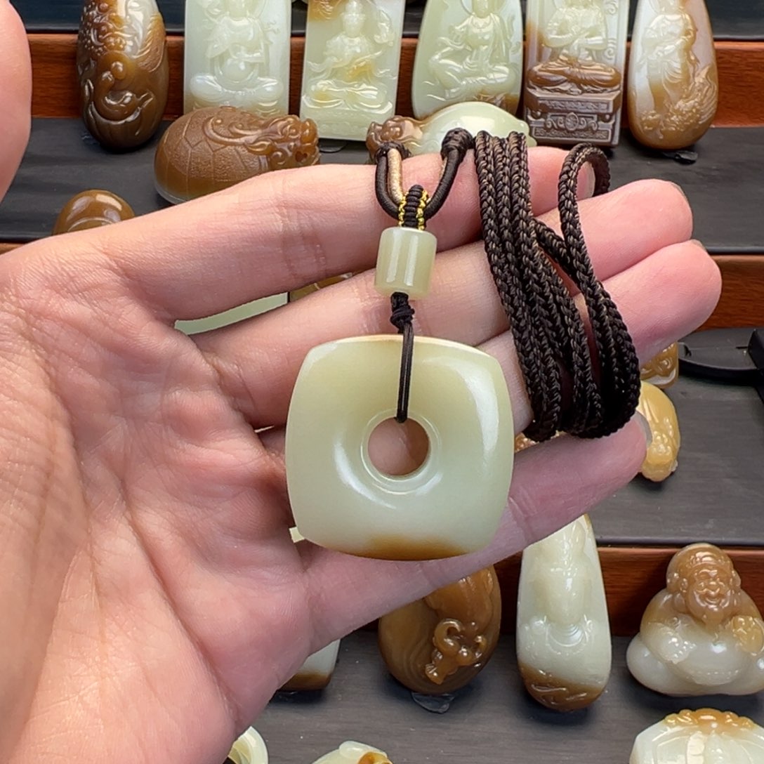 O***姐和田玉（糖玉）未镶嵌颈饰