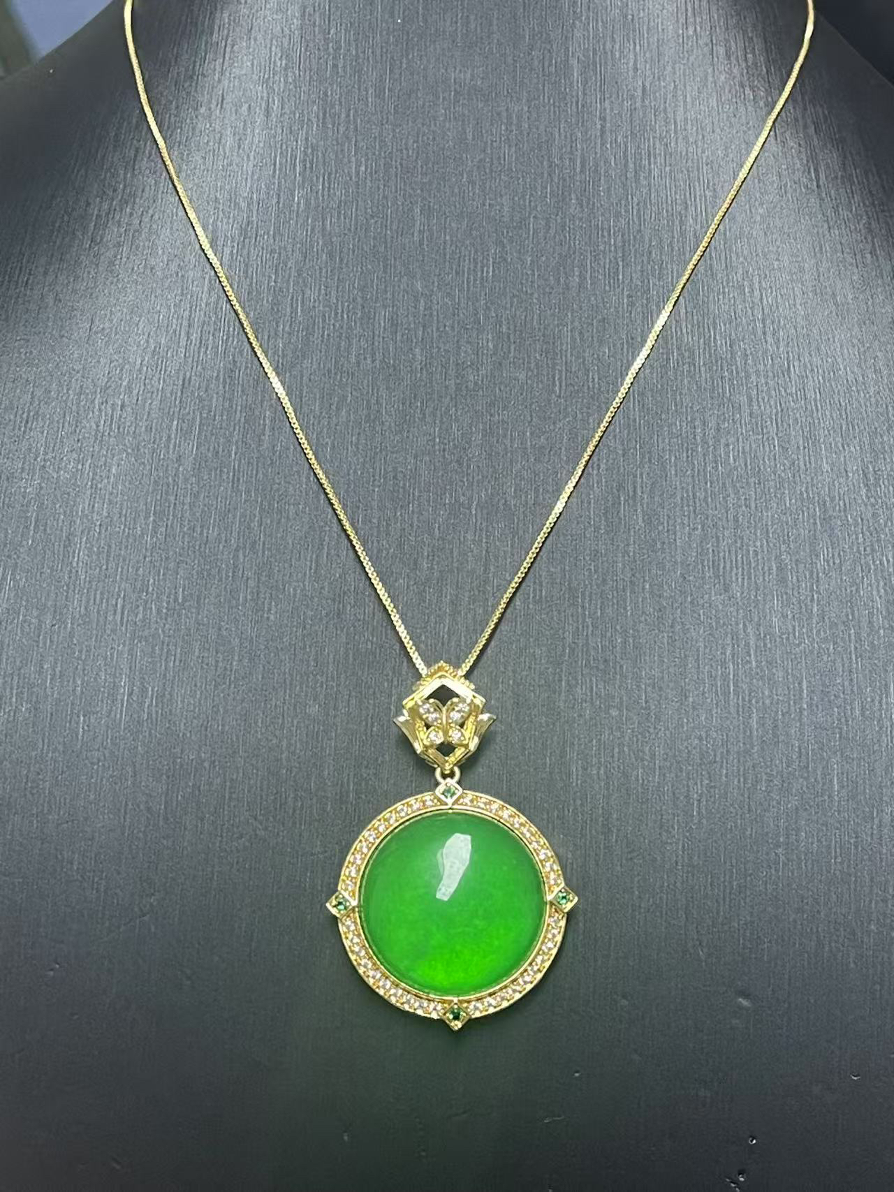 翠绿色吊坠气质时尚