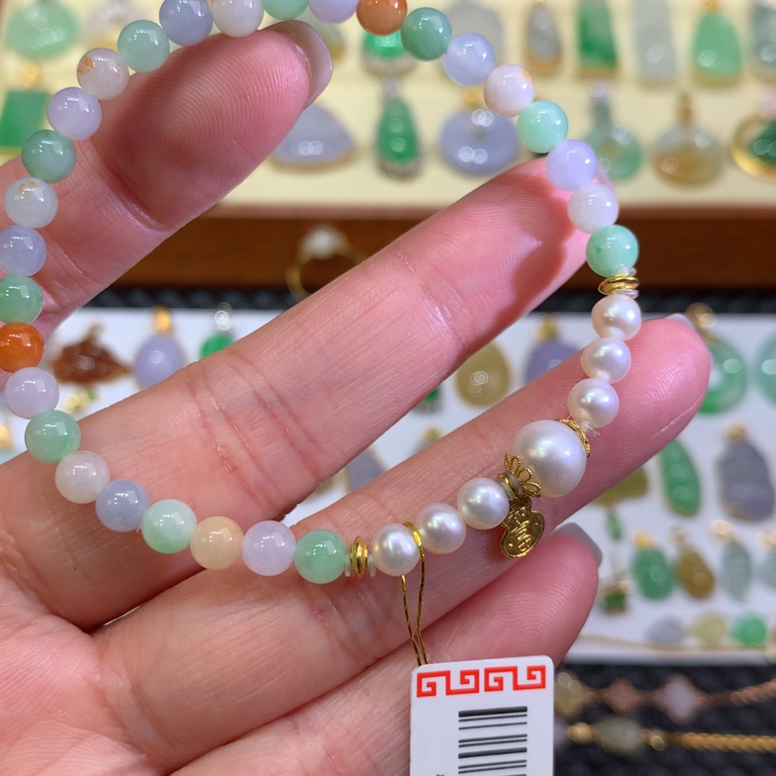 翡翠颈饰18K金镶嵌翡翠吊坠的未镶嵌