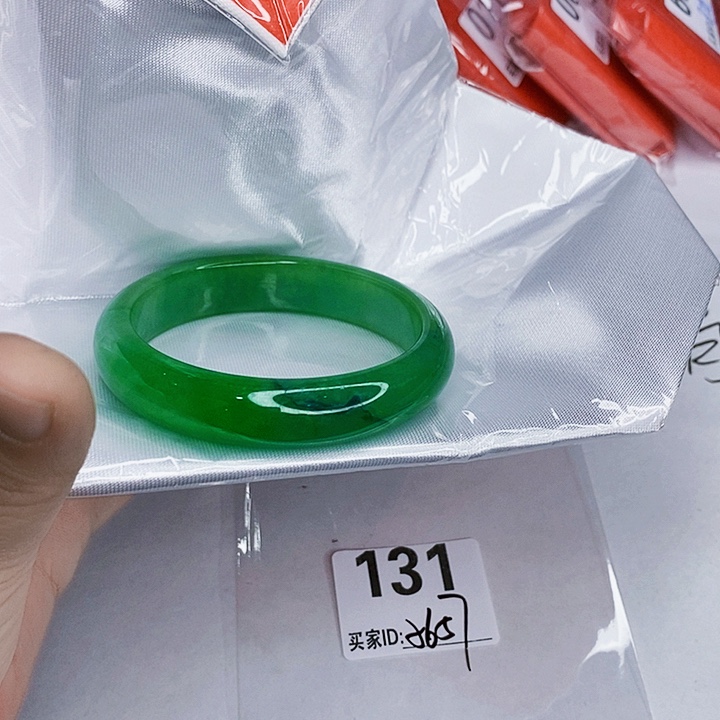 翡翠未镶嵌手镯一图一物实物为准（微瑕处理）