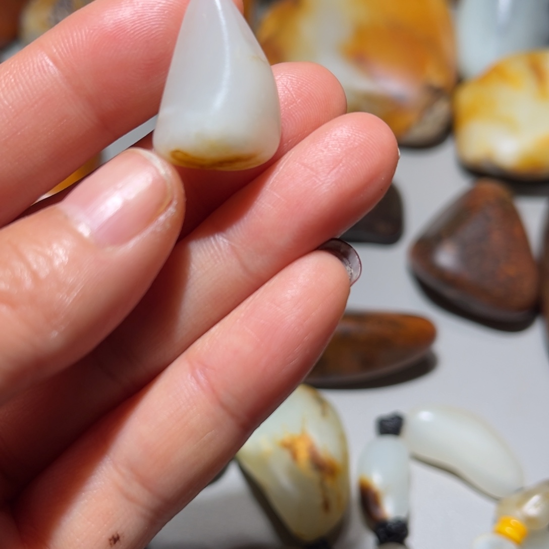 和田玉（糖玉）未镶嵌挂件和田玉5克