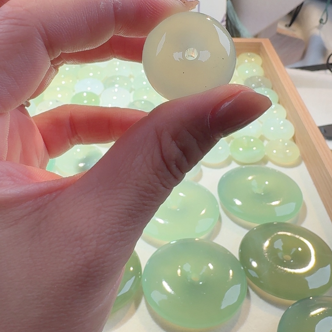 蛇纹石玉颈饰合金精美礼品