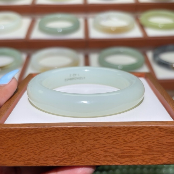 天然和田玉奶蓝52-53正装女士手镯